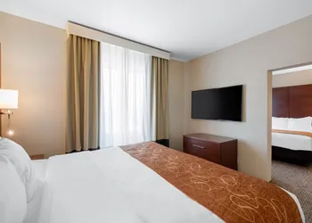 Comfort Suites Denver International Airport hotel thumbnail 8