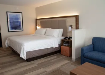 Holiday Inn Express & Suites Marion by IHG hotel thumbnail 4
