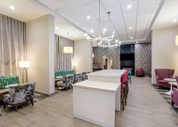 La Quinta Inn & Suites by Wyndham Columbus MS hotel thumbnail 3