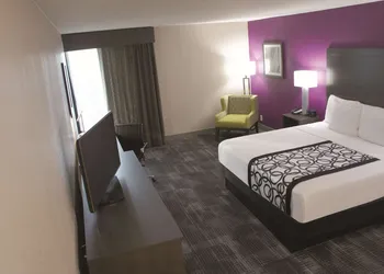 La Quinta Inn & Suites by Wyndham Columbus MS hotel thumbnail 4