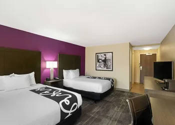 La Quinta Inn & Suites by Wyndham Columbus MS hotel thumbnail 5