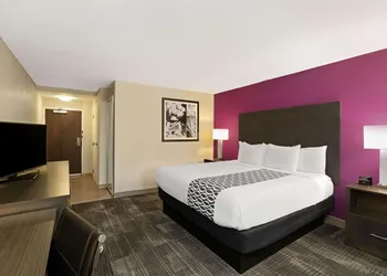 La Quinta Inn & Suites by Wyndham Columbus MS hotel thumbnail 7