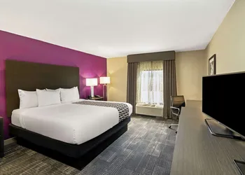La Quinta Inn & Suites by Wyndham Columbus MS hotel thumbnail 8