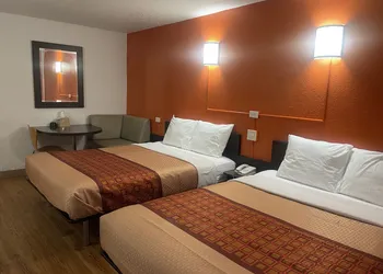 Regal 8 Inn & Suites hotel thumbnail 4