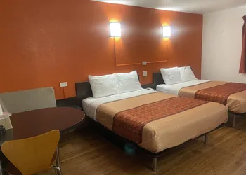 Regal 8 Inn & Suites hotel thumbnail 5