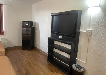 Regal 8 Inn & Suites hotel thumbnail 6