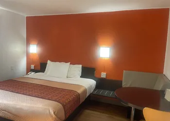 Regal 8 Inn & Suites hotel thumbnail 7