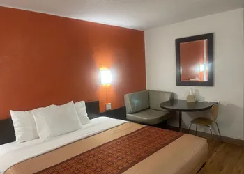 Regal 8 Inn & Suites hotel thumbnail 8