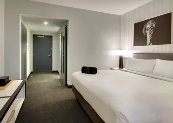 The Rose Chicago, Tapestry Collection by Hilton hotel thumbnail 7