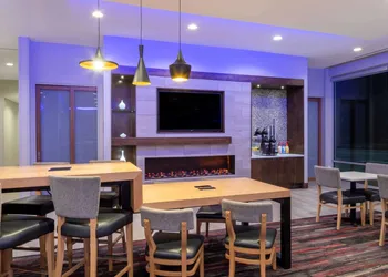 La Quinta Inn & Suites by Wyndham Greensboro Arpt High Point hotel thumbnail 3