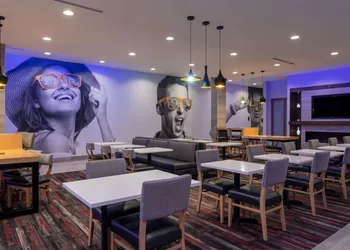 La Quinta Inn & Suites by Wyndham Greensboro Arpt High Point hotel thumbnail 4