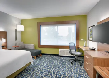 Holiday Inn Express & Suites Gainesville I-75 by IHG hotel thumbnail 8