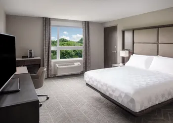 Holiday Inn Boston Logan Airport - Chelsea by IHG hotel thumbnail 3