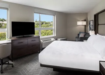 Holiday Inn Boston Logan Airport - Chelsea by IHG hotel thumbnail 4