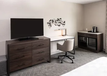 Holiday Inn Boston Logan Airport - Chelsea by IHG hotel thumbnail 5