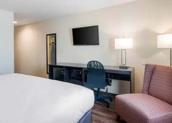 Econo Lodge Inn & Suites Springfield Main Street hotel thumbnail 4