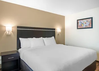 Econo Lodge Inn & Suites Springfield Main Street hotel thumbnail 8