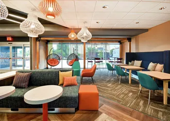 Tru by Hilton Louisville Airport hotel thumbnail 2