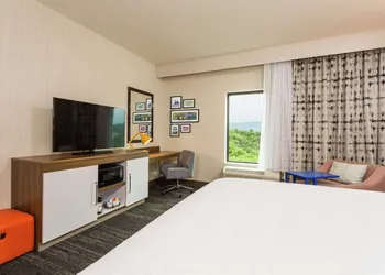 Hampton Inn Cumberland hotel thumbnail 8