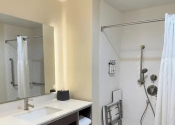 Holiday Inn Hotel & Suites Fayetteville W-Fort Bragg Area by IHG hotel thumbnail 5