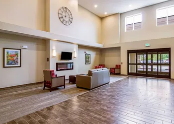 Comfort Suites Wooster near University Campus hotel thumbnail 4