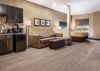 Comfort Suites Wooster near University Campus hotel thumbnail 7
