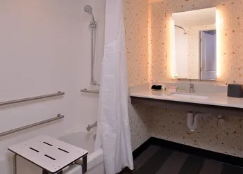 Holiday Inn & Suites Orlando I-Drive Theme Parks by IHG hotel thumbnail 3
