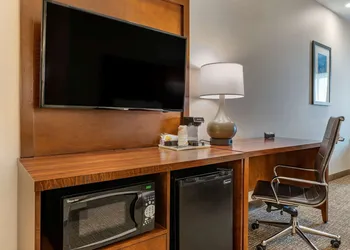 Comfort Suites Columbus Airport hotel thumbnail 7