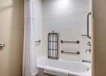 Comfort Suites Columbus Airport hotel thumbnail 8
