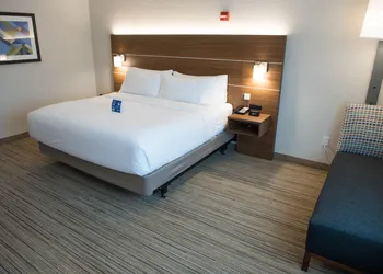 Holiday Inn Express & Suites Merrillville by IHG hotel thumbnail 8
