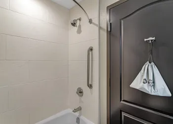 Best Western Plus Bay City Inn & Suites hotel thumbnail 8