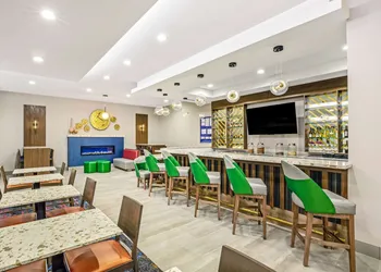 La Quinta Inn & Suites by Wyndham Waco Downtown - Baylor hotel thumbnail 3