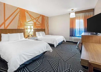 La Quinta Inn & Suites by Wyndham Waco Downtown - Baylor hotel thumbnail 5