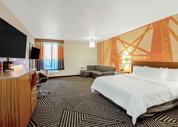 La Quinta Inn & Suites by Wyndham Waco Downtown - Baylor hotel thumbnail 7