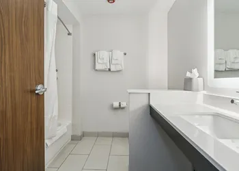 Holiday Inn Express & Suites Bensenville - O'Hare by IHG hotel thumbnail 4