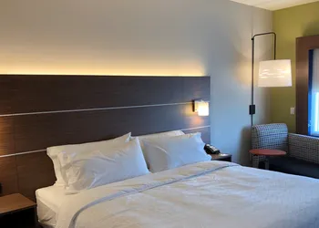 Holiday Inn Express & Suites Springfield North by IHG hotel thumbnail 6