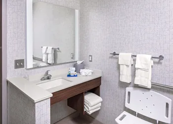 Holiday Inn Express & Suites Madison by IHG hotel thumbnail 2