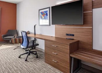Holiday Inn Express & Suites Madison by IHG hotel thumbnail 5
