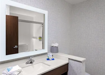 Holiday Inn Express & Suites Madison by IHG hotel thumbnail 8