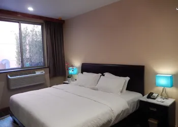 Quality Inn near Sunset Park hotel thumbnail 4
