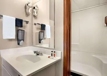 Travelodge by Wyndham Guernsey hotel thumbnail 7