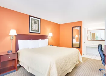 Super 8 by Wyndham Defuniak Springs hotel thumbnail 3