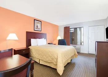 Super 8 by Wyndham Defuniak Springs hotel thumbnail 4