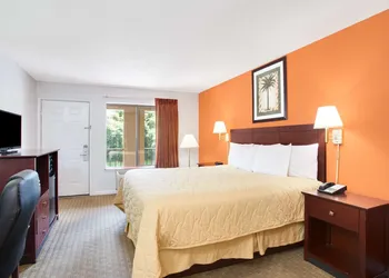 Super 8 by Wyndham Defuniak Springs hotel thumbnail 5