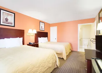 Super 8 by Wyndham Defuniak Springs hotel thumbnail 6