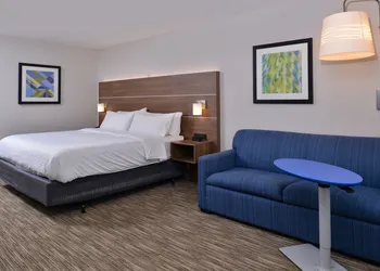Holiday Inn Express & Suites Marshalltown by IHG hotel thumbnail 8