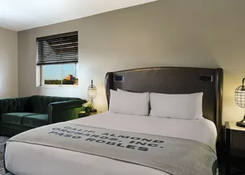 Oxford Suites Paso Robles hotel thumbnail 4