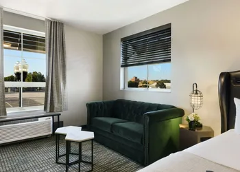 Oxford Suites Paso Robles hotel thumbnail 7