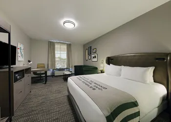 Oxford Suites Paso Robles hotel thumbnail 8