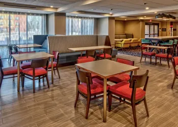Hampton Inn Fresno Airport hotel thumbnail 2